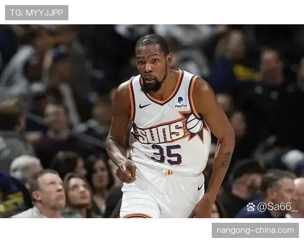 布克挡拆对位内线制造错位，三分效率较上季提升