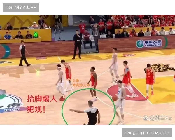 故意踢人犯规的判罚标准为何常引发争议？