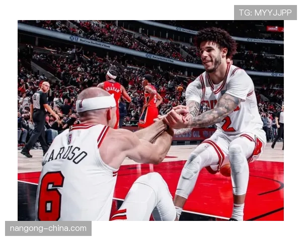 卢尔·邓通过精准无球跑动提升投篮效率，显著拉开球队进攻空间